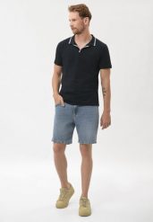 Niebieskie szorty jeansowe E-TUNE. Niebieskie szorty męskie Volcano, z bawełny, bez kołnierzyka. Za 149.99 zł.