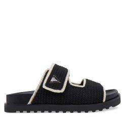 Klapki Guess. Czarne klapki damskie Guess, z aplikacjami, bez obcasa. Za 429.99 zł.