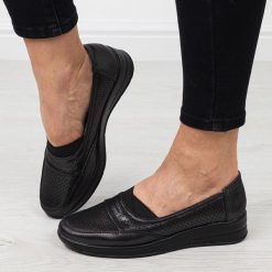 Czarne półbuty damskie na koturnie comfort Jezzi Unisoft 5775. Czarne czółenka damskie Jezzi, bez wzorów, ze skóry, bez obcasa, na koturnie. Za 119.00 zł.