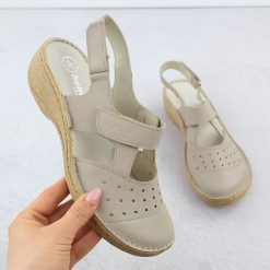Skórzane komfortowe sandały damskie pełne ekri Helios 150.10. Sandały damskie Helios, bez wzorów, ze skóry, bez obcasa. Za 259.99 zł.