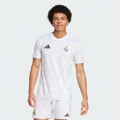 Koszulka Real Madrid Pre-Match. Białe t-shirty sportowe męskie Adidas, m, z materiału, bez ramiączek, do piłki nożnej. W wyprzedaży za 273.70 zł.