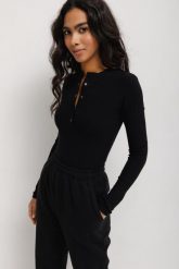 Dopasowany top z dekoltem na zatrzaski w kolorze TOTALLY BLACK - MOODY NAP LIGHT-S. Czarne topy damskie Marsala, s, bez wzorów, z bawełny, bez kołnierzyka. Za 179.90 zł.
