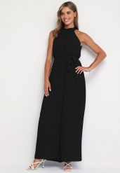 Czarny Taliowany Kombinezon z Dekoltem Typu Halter z Gumką w Pasie i Materiałowym Paskiem Xolefia. Czarne kombinezony damskie Born2be, bez wzorów, z jeansu, eleganckie, bez kołnierzyka, bez ramiączek. Za 109.99 zł.