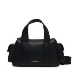 Torebka Calvin Klein. Czarne torebki klasyczne damskie CALVIN KLEIN, bez wzorów, bez dodatków. Za 489.99 zł.