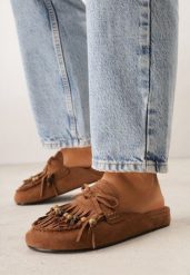 Brązowe Klapki VICES Typu Mule z Koralikami Frędzlami i Kokardą Dioleora. Brązowe klapki damskie Born2be, z aplikacjami, bez obcasa, na płaskiej podeszwie. Za 119.99 zł.