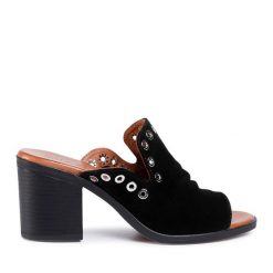 Klapki QUAZI. Czarne klapki damskie QUAZI, bez wzorów, bez obcasa. Za 259.99 zł.