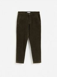 Spodnie chino carrot - zielony. Zielone spodnie materiałowe męskie Reserved, bez wzorów, z bawełny. Za 149.99 zł.