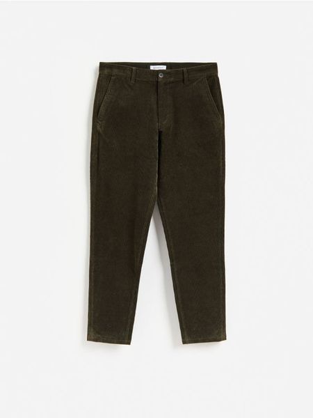Spodnie chino carrot - zielony. Zielone spodnie materiałowe męskie Reserved, bez wzorów, z bawełny. Za 149.99 zł.