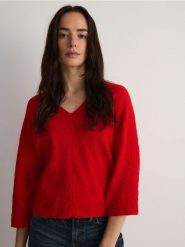 Sweter ze strukturalnej dzianiny - czerwony. Czerwone swetry klasyczne damskie Reserved, l, z dzianiny, bez kołnierzyka. W wyprzedaży za 39.99 zł.