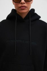 Bluza z kapturem oraz HAFTEM w kolorze TOTALLY BLACK - GARSON. Czarne bluzy sportowe damskie Marsala, bez wzorów, z bawełny, bez ramiączek, z kapturem. Za 329.90 zł.