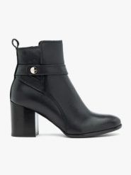Czarne botki na słupku z paskiem. Czarne botki damskie Ryłko, ze skóry, eleganckie, z okrągłym noskiem, bez obcasa, na obcasie, bez zapięcia. Za 529.99 zł.