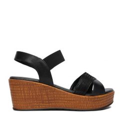 Sandały Lasocki. Czarne sandały damskie Lasocki, bez wzorów, bez obcasa, na koturnie. Za 179.99 zł.