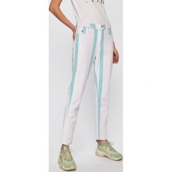 Tommy Jeans - Jeansy Izzy. Fioletowe jeansy damskie Tommy Jeans, z podwyższonym stanem. W wyprzedaży za 399.90 zł.