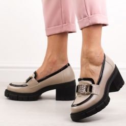 Beżowe mat Polskie mokasyny damskie na obcasie, loafersy Deoni D305. Czarne mokasyny damskie Deoni, ze skóry. Za 299.00 zł.