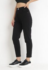 Czarne Jeansy Mom Fit z Gumką w Pasie Copelina. Czarne jeansy damskie Born2be, z podwyższonym stanem. Za 109.99 zł.