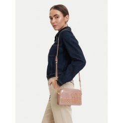 Torebka LOVE MOSCHINO. Czerwone listonoszki damskie Love Moschino, bez wzorów, bez dodatków. Za 919.99 zł.