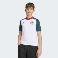 Dziecięca wyjazdowa koszulka przedmeczowa Meksyk 26. Białe bluzki sportowe damskie Adidas, l, z materiału, bez kołnierzyka, bez ramiączek. Za 259.00 zł.