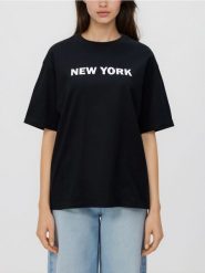 T-shirt z nadrukiem - czarny. Czarne t-shirty damskie Reserved, l, bez wzorów, z bawełny, bez kołnierzyka. Za 49.99 zł.