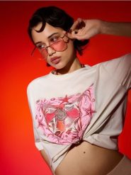 Bawełniana koszulka z błyszczącym nadrukiem - kremowy. Białe t-shirty damskie Sinsay, l, bez wzorów, z bawełny, bez kołnierzyka. Za 25.99 zł.