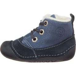 Skórzane buty w kolorze granatowym do nauki chodzenia. Niebieskie buciki dla niemowląt Primigi, ze skóry, bez zapięcia. W wyprzedaży za 115.95 zł.