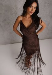 Brązowa Sukienka Koktajlowa na Ramiączkach Zdobiona Frędzlami Wilinsia. Brązowe sukienki damskie Renee, na imprezę, l, z aplikacjami, boho, bez kołnierzyka, bez ramiączek, maxi, dopasowane. Za 259.99 zł.