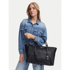 Torebka Guess. Czarne torebki klasyczne damskie Guess, z aplikacjami, bez dodatków. Za 674.99 zł.