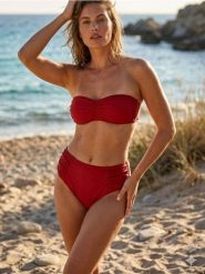 Dół od bikini z marszczeniami i wysokim stanem - czerwony. Czerwone bikini damskie Sinsay, bez wzorów. W wyprzedaży za 19.99 zł.