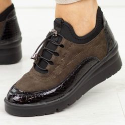 D.Brązowe skórzane półbuty damskie Filippo Dp8106/26. Brązowe półbuty damskie Filippo, bez wzorów, z jeansu, eleganckie, z okrągłym noskiem, bez obcasa, na koturnie. Za 269.00 zł.