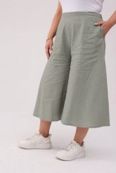 Spódnico-spodnie Lena w kolorze old green - Swoboda i styl w lnianej odsłonie PLUS SIZE OVERSIZE XXL. Zielone spodnie materiałowe damskie Moda Size Plus Iwanek, bez wzorów, ze lnu, eleganckie, plus size. W wyprzedaży za 139.90 zł.