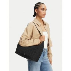 Torebka Calvin Klein. Czarne torebki klasyczne damskie CALVIN KLEIN, bez wzorów, bez dodatków. Za 529.99 zł.