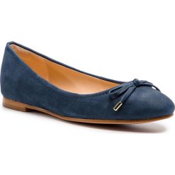 Baleriny CLARKS - Grace Lily 261389554 Navy Nubuck. Niebieskie baleriny damskie Clarks, bez wzorów, z nubiku, bez obcasa, na płaskiej podeszwie. W wyprzedaży za 239.00 zł.
