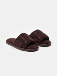 Pluszowe kapcie z motywem wiśni - brązowy. Brązowe kapcie damskie Sinsay. Za 25.99 zł.