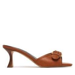 Klapki Guess. Brązowe klapki damskie Guess, z aplikacjami, bez obcasa. Za 408.99 zł.