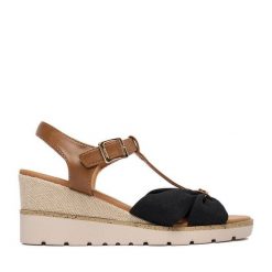 Sandały Beverly Hills Polo Club. Czarne sandały damskie Beverly Hills Polo Club, bez wzorów, bez obcasa, na koturnie. Za 149.99 zł.