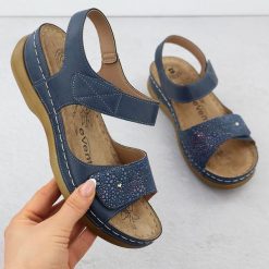 Sandały damskie na rzepy granatowe eVento 8988. Sandały damskie Evento, bez wzorów, ze skóry ekologicznej, bez obcasa. Za 129.99 zł.