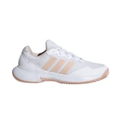 Adidas Gamecourt 2 W biało-różowe, niskie buty sportowe. Białe buty sportowe na co dzień damskie Adidas, bez wzorów. Za 358.50 zł.