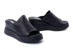 ARTIKER RELAKS 54C0311 czarny, klapki damskie. Czarne klapki damskie Artiker Relaks, bez wzorów, ze skóry, bez obcasa, na koturnie. Za 259.90 zł.
