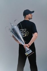 4F T-shirt regular z nadrukiem uniseks 4F x Bartosz Zmarzlik - czarny L. Czarne t-shirty męskie 4f, l, bez wzorów, z bawełny, bez kołnierzyka. Za 89.99 zł.