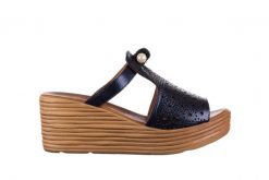 Koturny Bayla-161 066 472 Granatowy, Skóra naturalna - 40. Niebieskie czółenka damskie Bayla, bez wzorów, ze skóry, bez obcasa, na koturnie. W wyprzedaży za 80.10 zł.