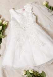 Biała Sukienka Balowa z Wiązaniem w Talii i Dekoracyjną Różą z Tiulem Alymena. Białe sukienki dziewczęce Born2be, z aplikacjami, z tiulu, bez ramiączek. Za 34.99 zł.