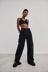 Klasyczne spodnie jeansowe z rozcięciem w kolorze INTENSE BLACK - HORIZON-XL. Czarne spodnie materiałowe damskie Marsala, bez wzorów, z denimu, eleganckie. W wyprzedaży za 119.96 zł.