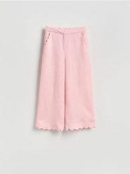 Spodnie z lnem - pastelowy róż. Czerwone spodnie materiałowe damskie Reserved, bez wzorów, z wiskozy. Za 139.99 zł.