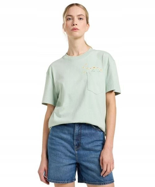 DAMSKA KOSZULKA LEE EMBROIDERY POCKET TEE SOFT SAGE 112363833. Bluzki damskie Lee, m, bez wzorów, bez kołnierzyka. Za 79.99 zł.