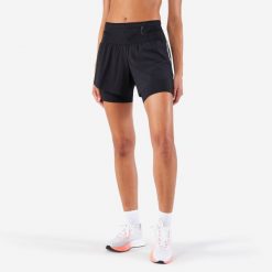 Spodenki do biegania damskie Kiprun 2w1 Run 900 Ultra. Czarne szorty damskie KIPRUN, bez wzorów, z materiału. Za 169.99 zł.