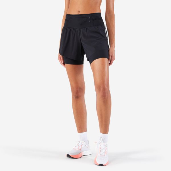 Spodenki do biegania damskie Kiprun 2w1 Run 900 Ultra. Czarne szorty damskie KIPRUN, bez wzorów, z materiału. Za 189.99 zł.