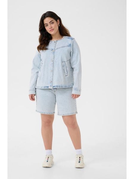 KAFFE curve Kurtka dżinsowa w kolorze błękitnym rozmiar: 44. Niebieskie kurtki damskie KAFFE curve, bez wzorów, bez kaptura. Za 152.99 zł.