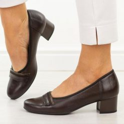 Czarne kawa skórzane Polskie czółenka damskie Suzana 4098. Czarne czółenka damskie Suzana, bez wzorów, ze skóry, z okrągłym noskiem, bez obcasa, na obcasie. Za 429.00 zł.