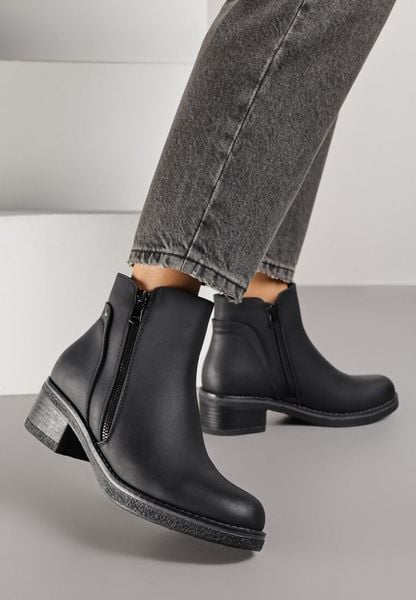 Czarne Botki do Kostki Zdobione Suwakiem przy Cholewce Ilosela. Czarne botki damskie Born2be, z jeansu, eleganckie, bez obcasa, na płaskiej podeszwie, bez zapięcia. Za 129.99 zł.