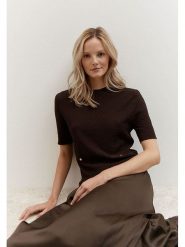 More & More Sweter w kolorze ciemnobrązowym rozmiar: 38. Brązowe swetry klasyczne damskie MORE & MORE, bez kołnierzyka. Za 109.95 zł.