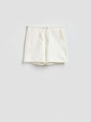 Szorty comfort fit - biały. Białe szorty męskie Reserved, z bawełny, bez kołnierzyka. Za 89.99 zł.